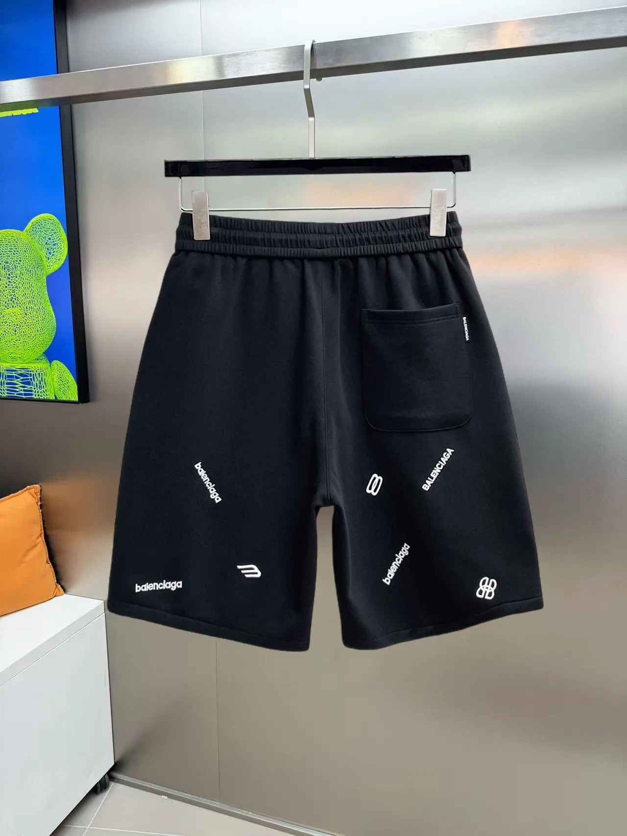 Balenciaga's three-standard complete 2026 summer New Arrival men's casual shorts, advanced custom-made Breathable fabric, Breathable fabric, extremely stretchy and comfortable, impeccable details, top-grade accessories, original logo design concept, delicate and soft feel! The upper body fit is awesome! Size: M-XXXL Please state your height and weight when ordering